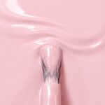 Rendu liquide du vernis à ongles vegan Jeanne, teinte rose pâle (réf. 3VN198), 1944 Paris