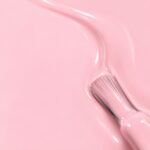 Rendu liquide du vernis à ongles vegan Olivia, teinte rose pastel (réf. 3VN199), 1944 Paris
