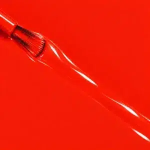 Esmalte vegan Evelyne na versão líquida, tonalidade vermelho-alaranjado (ref. 3VN300), 1944, Paris