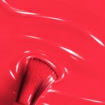 Rendu liquide du vernis semi-permanent vegan Coraline, teinte rouge corail (réf. NGV218), 1944 Paris