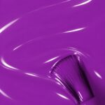 Rendu liquide du vernis semi-permanent vegan Cléo, teinte fuchsia (réf. NGV223), 1944 Paris