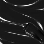 Rendu liquide du vernis semi-permanent vegan Noa, teinte noir (réf. NGV257), 1944 Paris