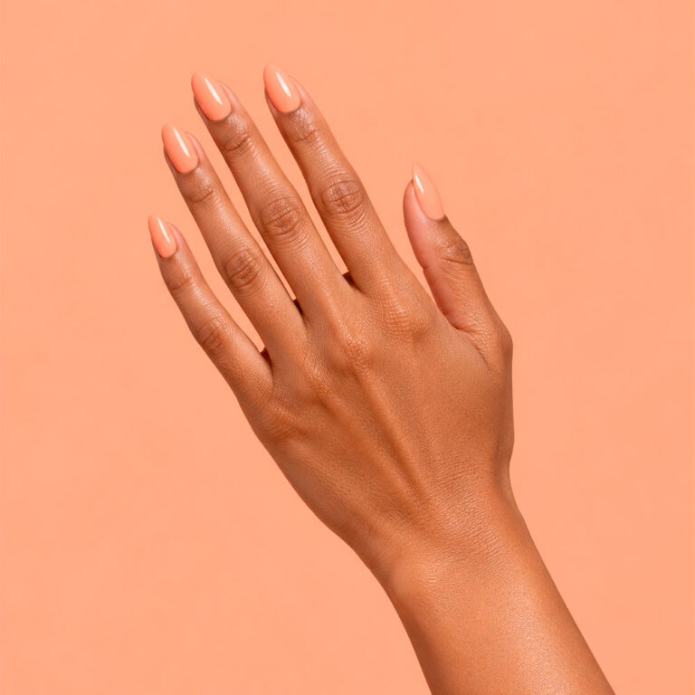 Main vernis semi-permanent Florine – Nudes & beiges