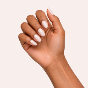 Hand med mycket ljusrosa manikyr från Valentina – veganskt semipermanent nagellack 1944 Paris