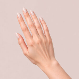 Valentina-manikyr i ljusrosa på ljus hand – vegansk semipermanent nagellack 1944 Paris