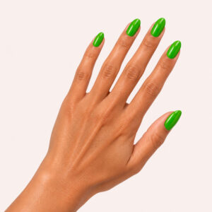 Hand mit mattem Hautton, lackiert mit dem veganen, halbpermanenten Gel „Alix“ in leuchtendem Grün auf hellrosa Hintergrund