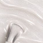 Rendu liquide du gel semi-permanent vegan Léonie, teinte blanc pailleté (réf. NGV304), 1944 Paris