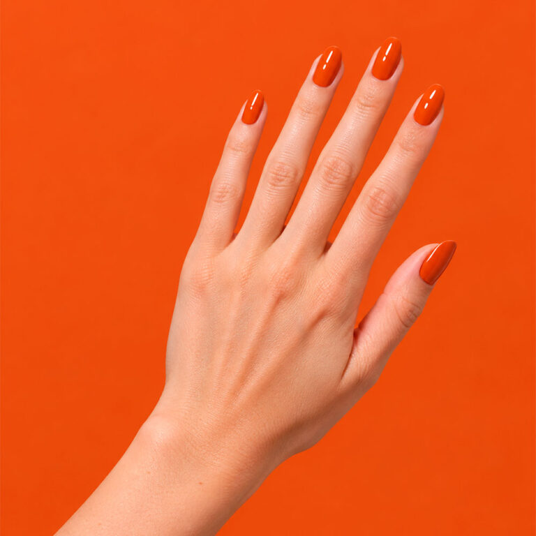Main vernis semi-permanent Ambre – Oranges & corails